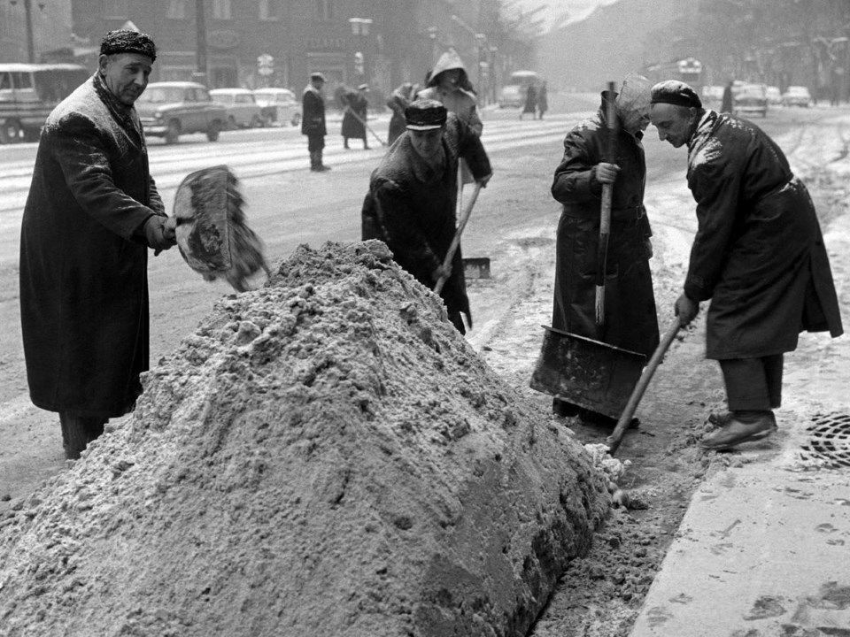 havat lapátoló emberek 1963-ból
Fotó: MTI/Járai Rudolf