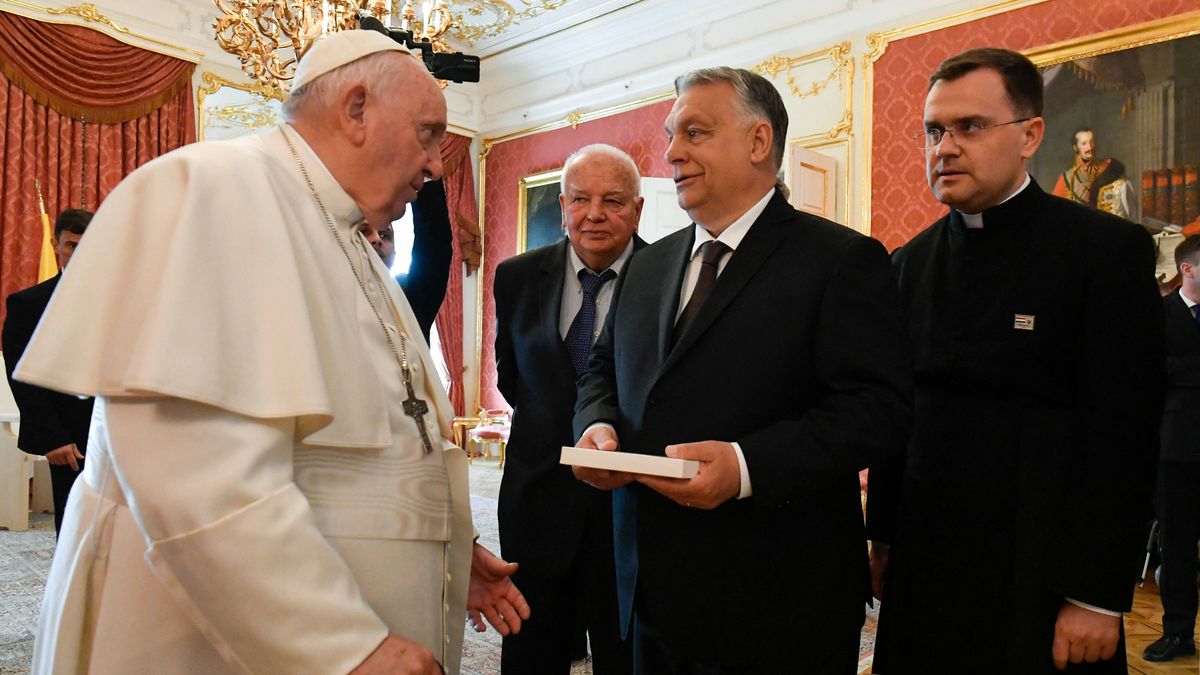 This photo taken and handout on April 28, 2023 by The Vatican Media shows Pope Francis talking to Hungary's Prime Minister Viktor Orban (2R) in the Sandor Palace in Budapest on April 28, 2023 during his second visit to Hungary in less than two years. The Pope will meet refugees, believers, students, church and state leaders during his tree-day trip and celebrates a holy mass in front of the parliament building, at the Kossuth Square of Budapest on Sunday morning. (Photo by Handout / VATICAN MEDIA / AFP) / RESTRICTED TO EDITORIAL USE - MANDATORY CREDIT "AFP PHOTO / VATICAN MEDIA" - NO MARKETING - NO ADVERTISING CAMPAIGNS - DISTRIBUTED AS A SERVICE TO CLIENTS