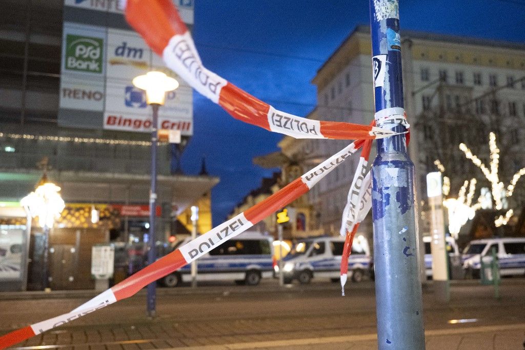 Rendőrjárművek állnak a karácsonyi vásár bejárata előtt Magdeburgban (Fotó: AFP)