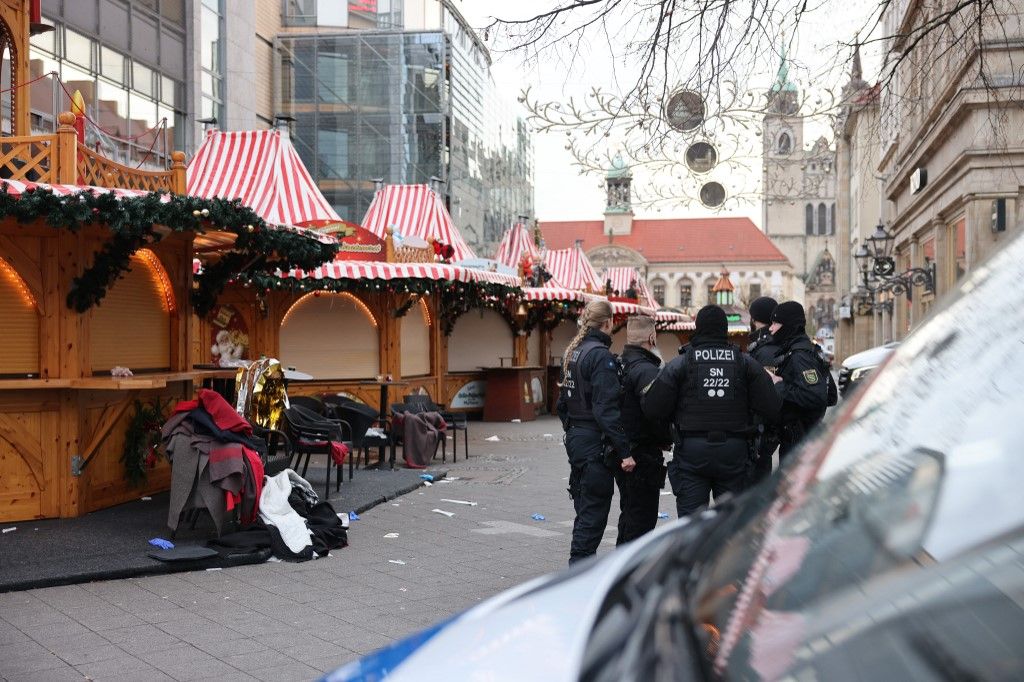 Rendőrök állnak egy sorompónál a magdeburgi karácsonyi vásárban. Újabb terror Nyugat-Európában (Fotó: AFP)