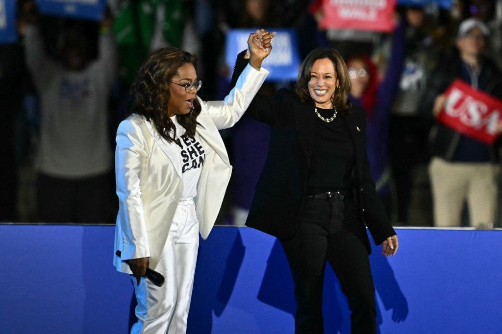 Oprah Winfrey amerikai producer és színésznő feltartja Kamala Harris amerikai alelnök és a demokrata elnökjelölt kezét, 2024. november 4-én, a philadelphiai Benjamin Franklin Parkway-n egy kampánygyűlésen