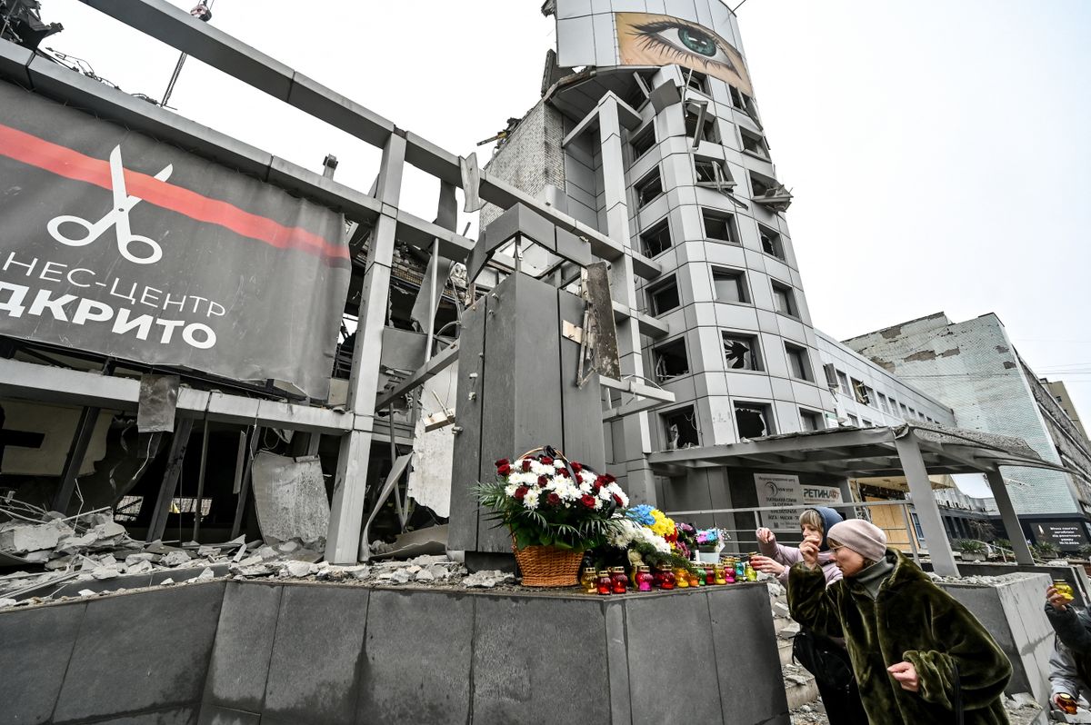 Response effort to Russian missile attack on medical facility in Zaporizhzhia Egy támadásban lerombolt klinikánál emlékeznek meg az áldozatokról Ukrajnában. Az orosz–ukrán háború rengeteg civil áldozatot is követel