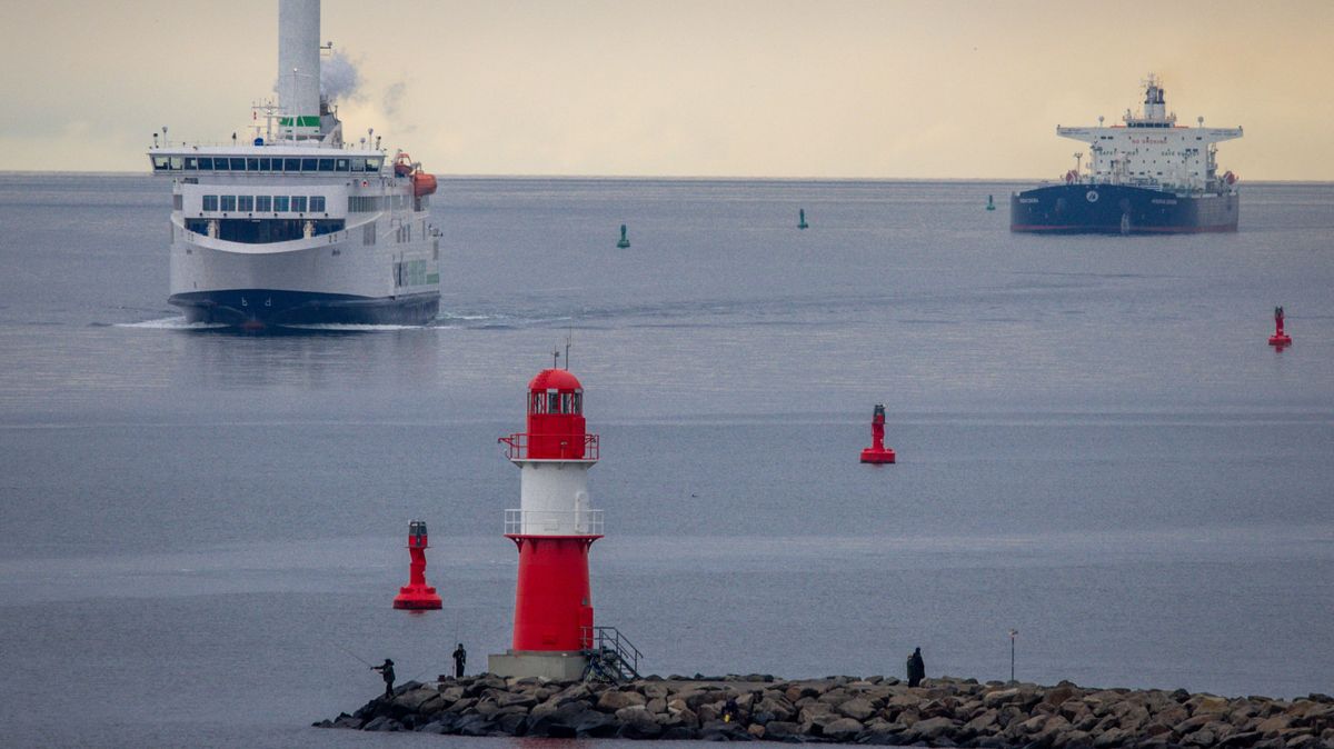Videón, ahogy kettétörik és elsüllyed két orosz tankerhajó