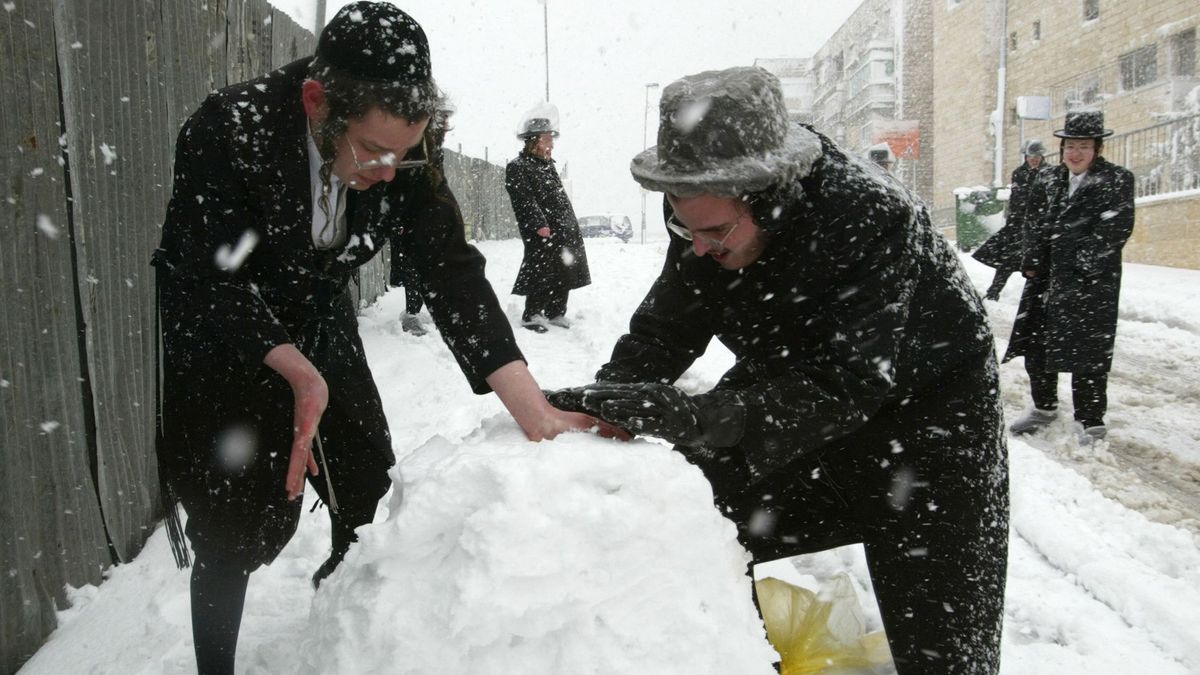 MIDEAST-JERUSALEM-SNOW 
Lugas
Young ultra-Orthodox Jews make a snowman during a snow storm in Jerusalem's Old City 25 February 2003. Heavy snowfall hit Jerusalem, Amman and the eastern Mediterranean region, which forecasts of more bad weather to follow this week.   AFP PHOTO/MENAHEM KAHANA (Photo by MENAHEM KAHANA / AFP)