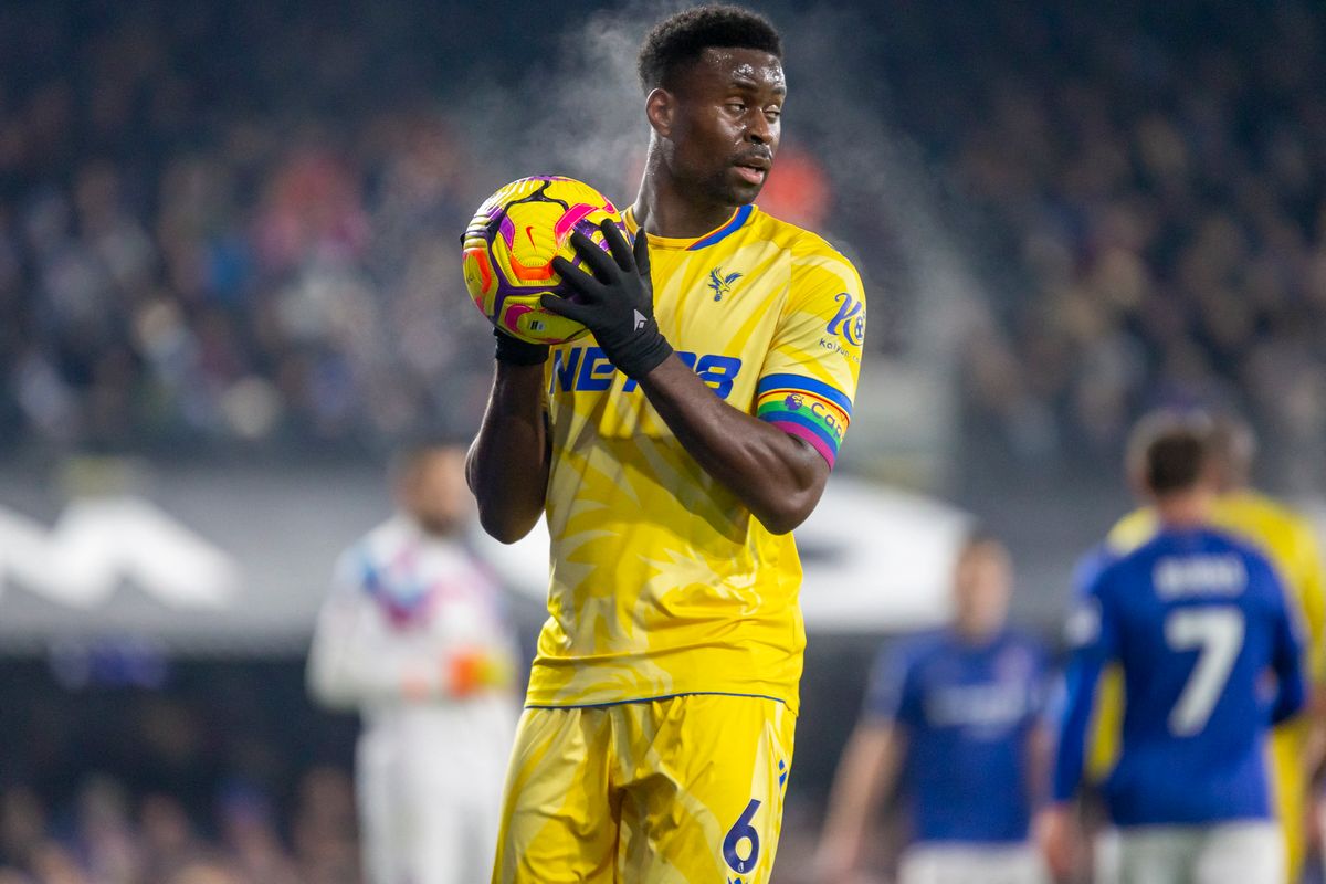 Ipswich Town FC v Crystal Palace FC - Premier League Marc Guéhi LMBTQ szivárványos karszalag Jézus szeret