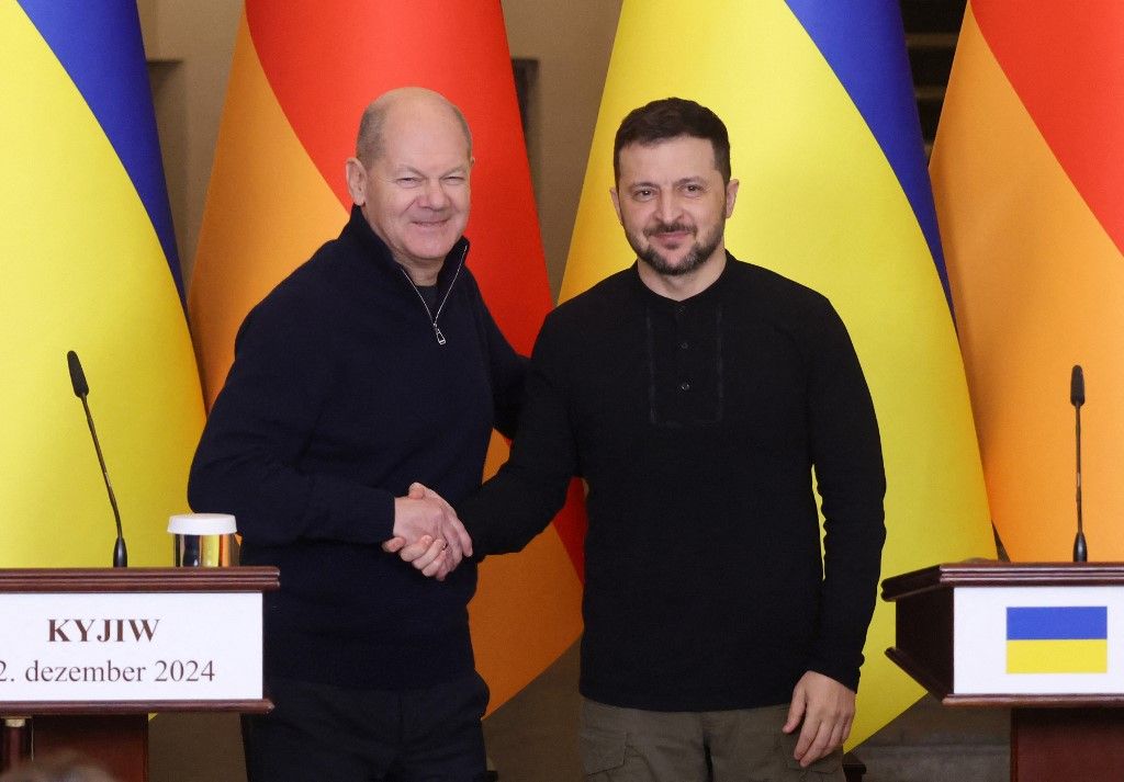 Olaf Scholz német kancellár (L) és Volodimir Zelenszkij (R) ukrán elnök kijevi találkozójukon