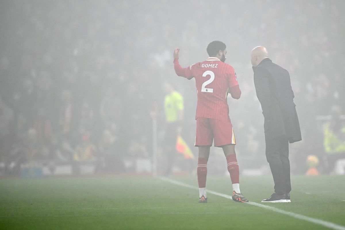 AFP or licensors/ Liverpool Szoboszlai Dominik eltiltás bajnoki cím
 Joe Gomez talk to Liverpool's Dutch manager Arne Slot during the English Premier League football match between Liverpool and Leicester City at Anfield in Liverpool, north west England on December 26, 2024. (Photo by Paul ELLIS / AFP) / RESTRICTED T