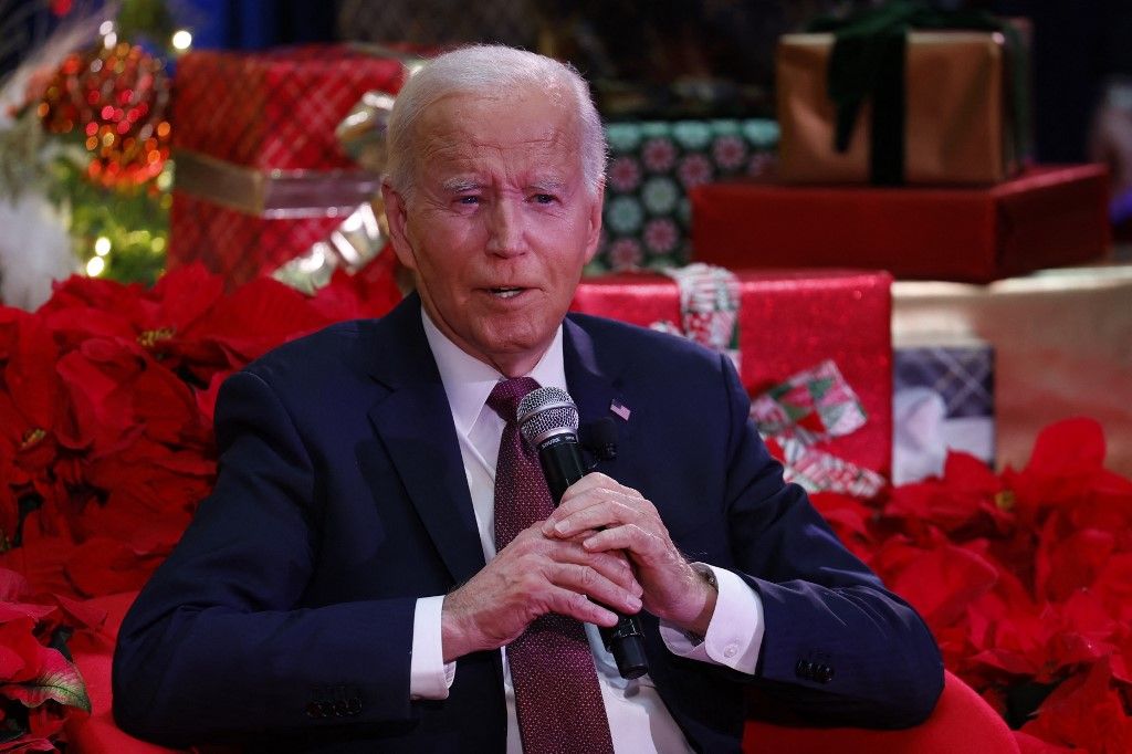 Joe Biden, az Egyesült Államok elnöke ünnepi látogatásai során beszél