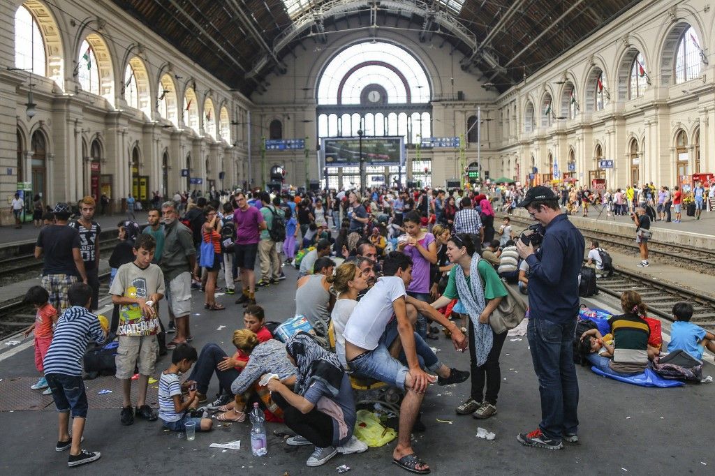 Több száz migráns táborozott a budapesti Keleti pályaudvaron kívül és belül, Budapesten, 2015. szeptember 3-án