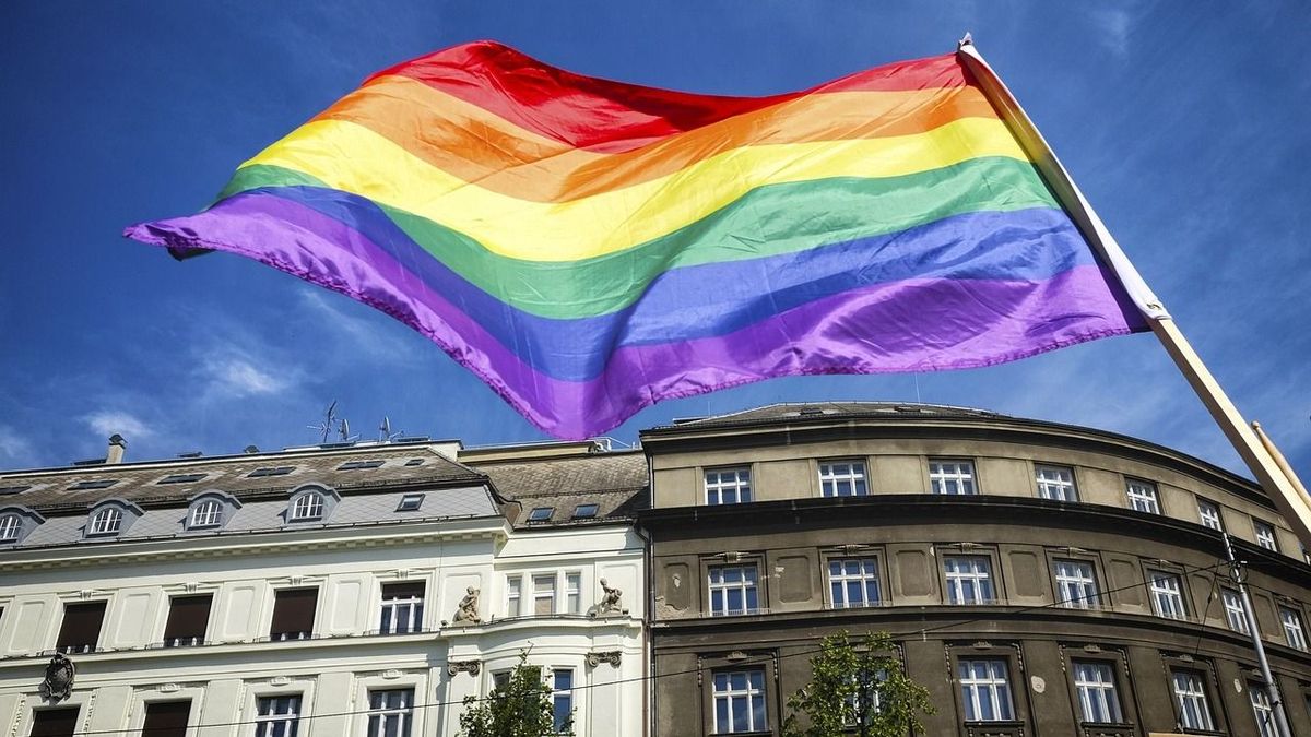 Száz év börtönt kapott az örökbefogadott gyermekeit molesztáló pár