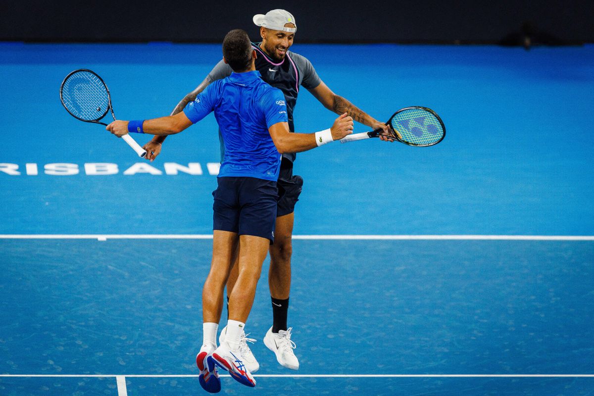 AFP or licensors/Australia’s Nick Kyrgios (R) and Serbia’s Novak Djokovics (L)  Australian Open celebrate their victory following their men’s doubles match against Austraia’s Alexander Erler and Germany’s Andreas Mies at the Brisbane International tennis tournament in Brisbane on December 30, 2024. (Photo by Patrick HAMILTON / AFP) / tenisz páros