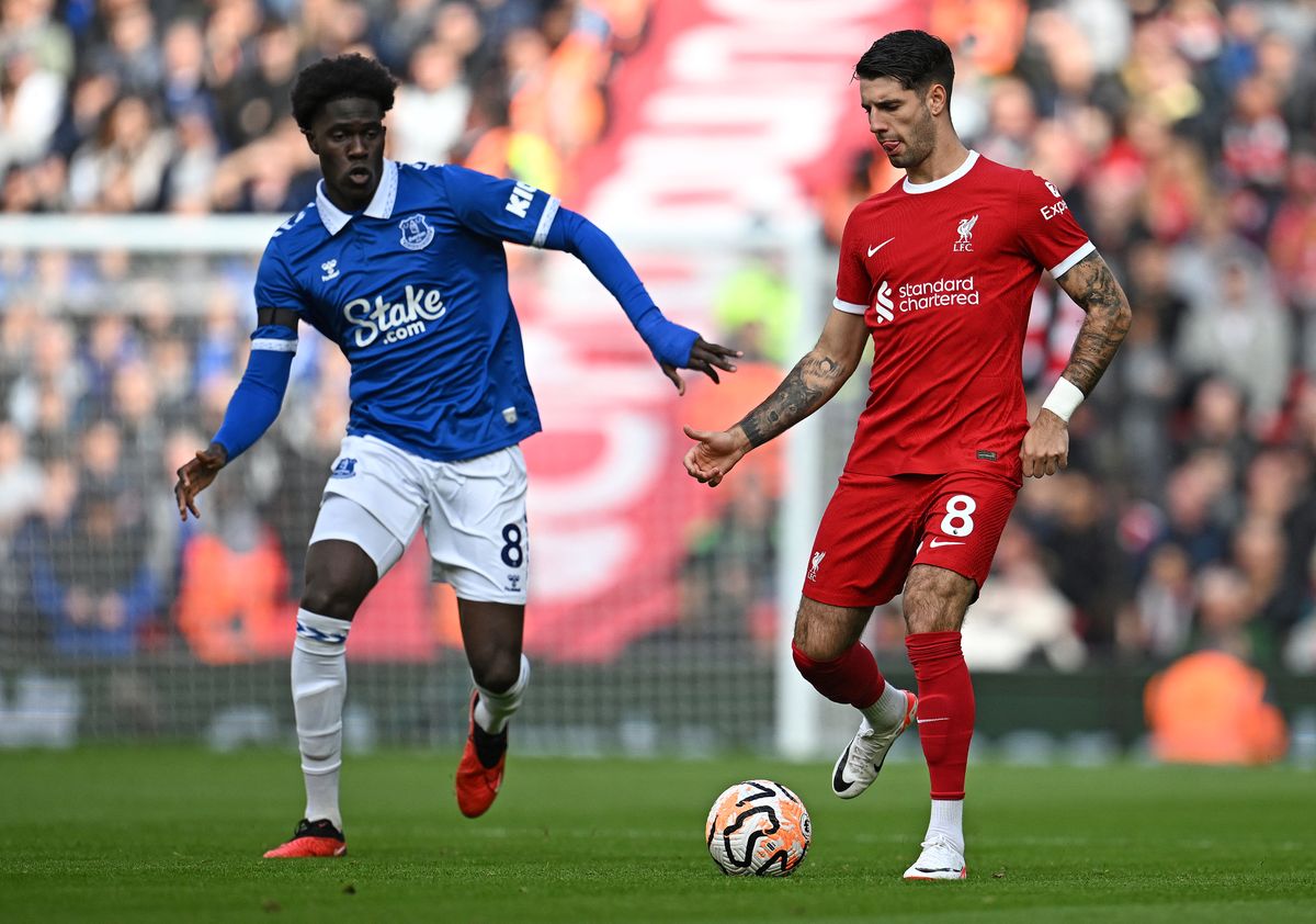 Everton's Senegalese-born Belgian midfielder #08 Amadou Onana (L) vies with Liverpool's Hungarian midfielder #08 Dominik Szoboszlai during the English Premier League football match between Liverpool and Everton at Anfield in Liverpool, north west England on October 21, 2023. (Photo by Paul ELLIS / AFP) / Goodison Park magyar válogatott brazil Aranylabda