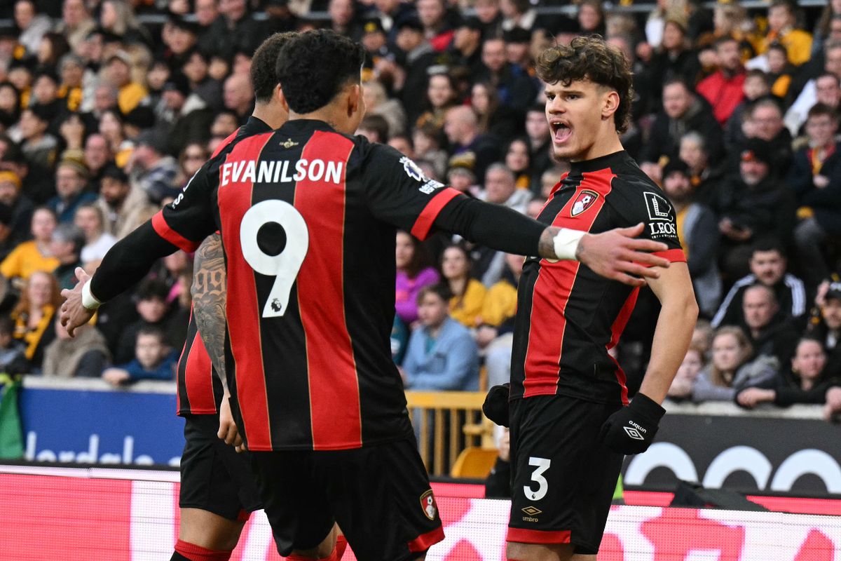 Kerkez Milos (jobbra) alapember a Bournemouth csapatában, egy gólja van a Premier League-ben