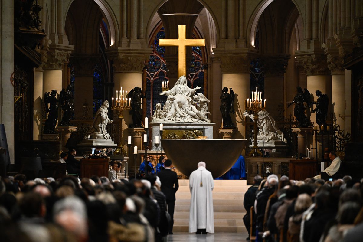 Éjféli szentmise a párizsi Notre-Dame székesegyházban.