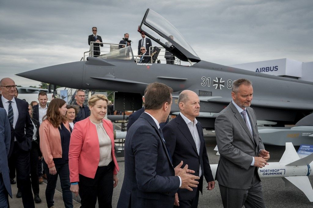 Olaf Scholz szövetségi kancellár (SPD, jobbról 2.) elsétál egy Taurus cirkálórakétával felszerelt Eurofighter mellett