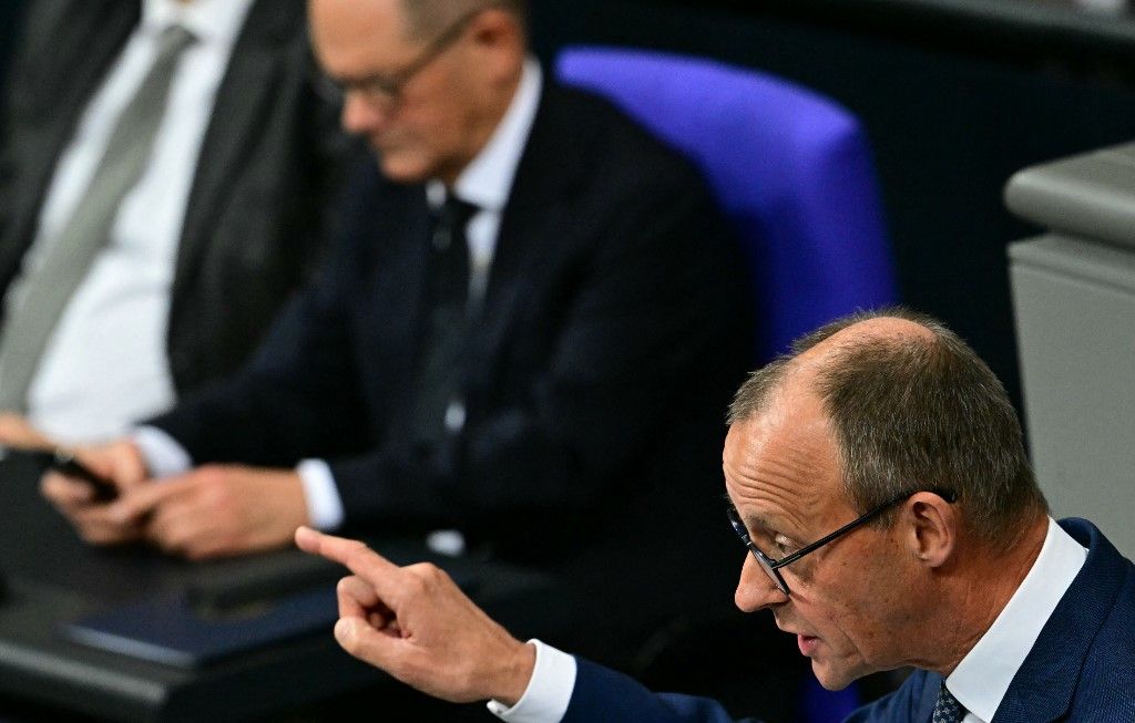 Friedrich Merz (R) a németországi konzervatív Kereszténydemokrata Unió (CDU) elnöke beszédet mond 2024. november 13-án a berlini Bundestagban