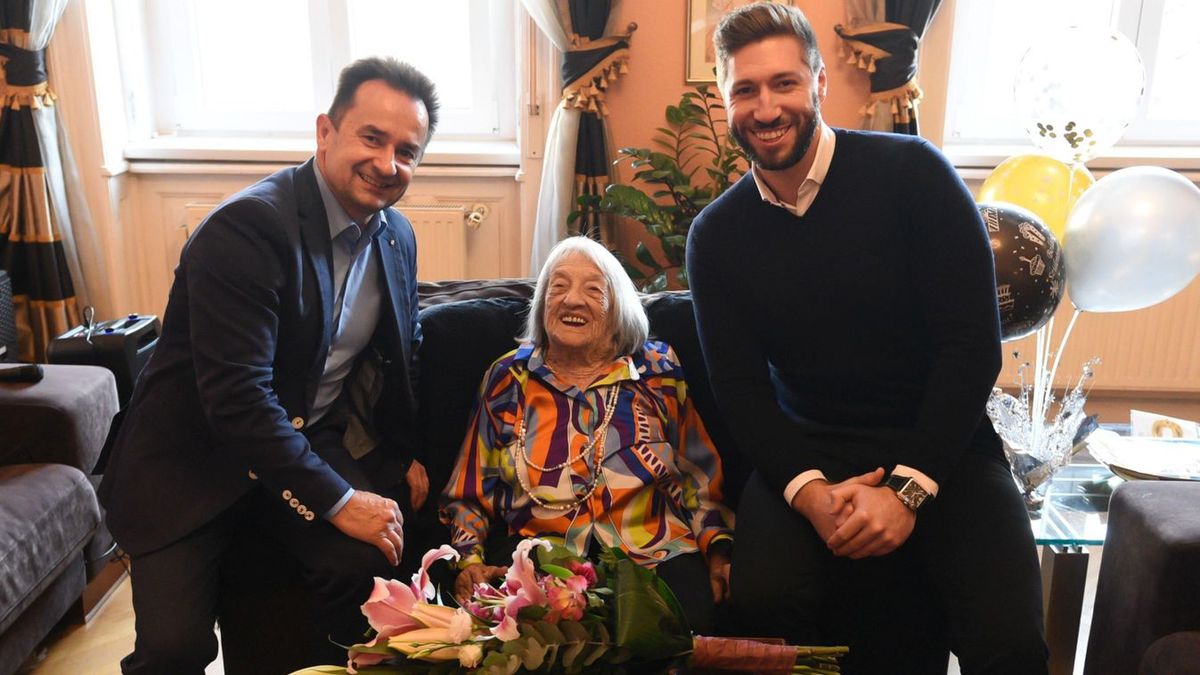 Keleti Ágnes idén januárban a 103. születésnapján. Balra Altorjai Sándor, a Magyar Tornaszövetség főtitkára, jobbra Berki Krisztián olimpiai bajnok