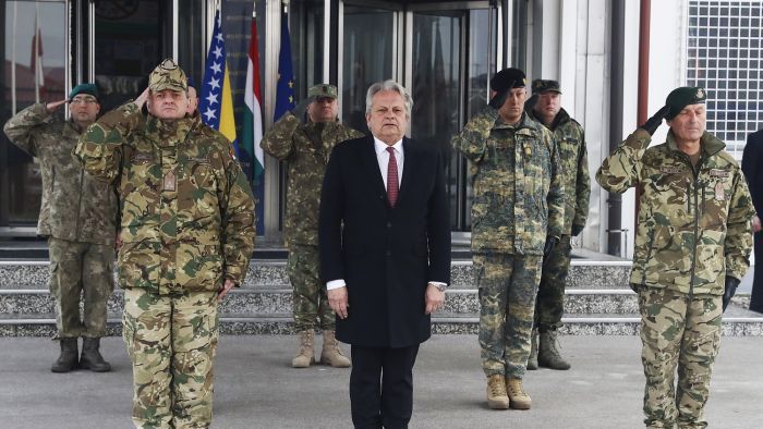 Kajári Ferenc altábornagy, a Honvéd Vezérkar főnökének helyettese, Vargha Tamás, a Honvédelmi Minisztérium parlamenti államtitkára és Sticz László vezérőrnagy