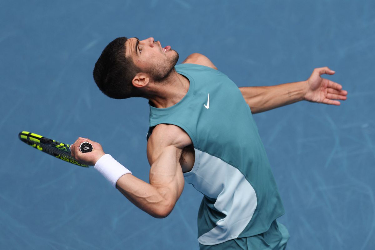 AFP or licensors/Spain's Carlos Alcaraz rövid haj idióta Alexander Zverev serves against Japan's Yoshihito Nishioka during their men's singles match on day four of the Australian Open tennis tournament in Melbourne on January 15, 2025. (Photo by Adrian DENNIS / AFP) / -- IMAGE RESTRICTED TO EDITORIAL USE - STRICTLY NO COMMERCIAL USE --