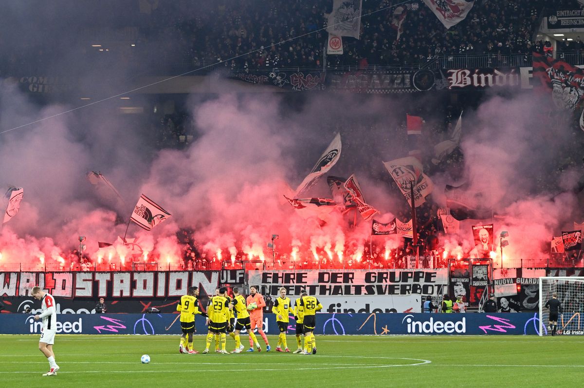 Az Eintracht Frankfurt szurkolótábora ilyen tűzijátékkal rukkolt ki a Borussia Dortmund ellen