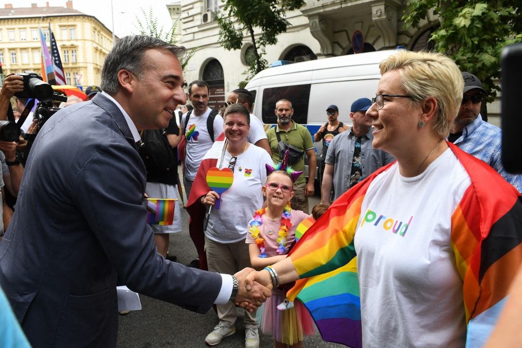 David Pressman (L) köszönti a résztvevőket, amikor részt vesz a Budapest Pride Parádén 2024. június 22-én, Budapesten