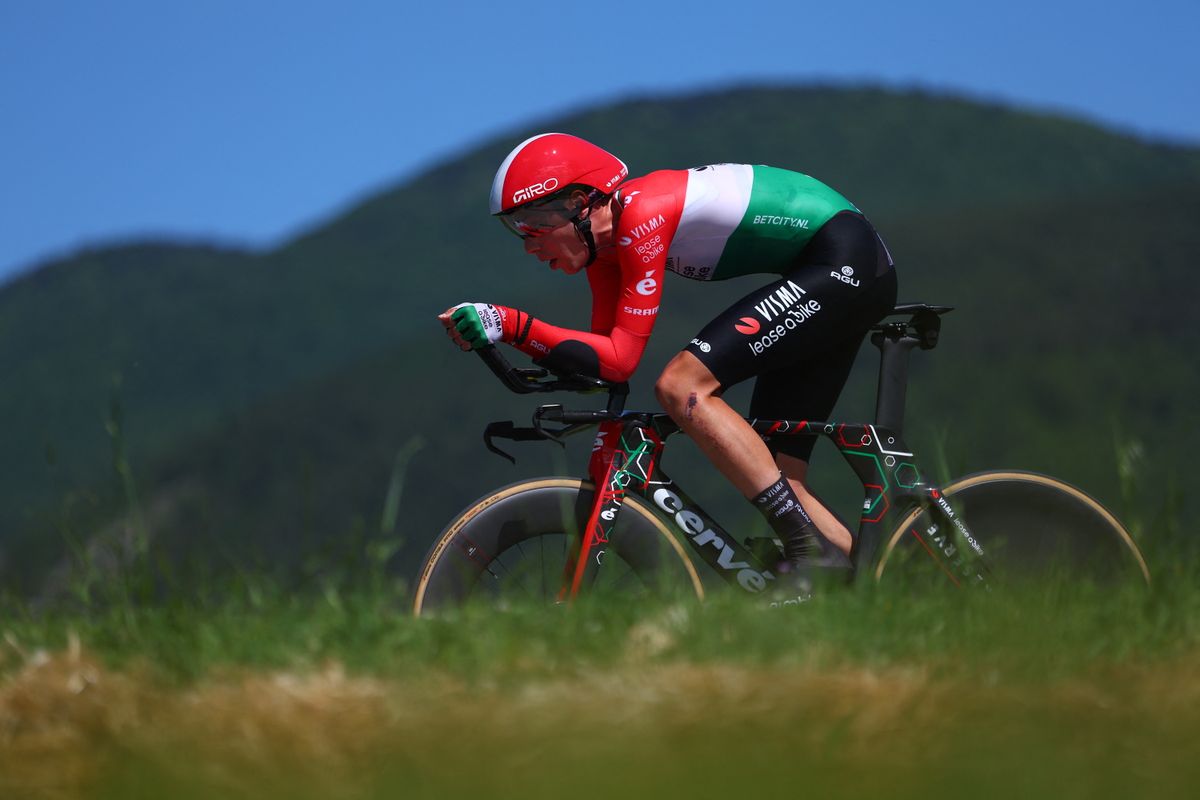 Team Visma–Lease a Bike's Hungarian rider Valtert Attila competes during the 7th stage of the 107th Giro d'Italia cycling race, an individual time trial Strade Bianche Milánó San Remo