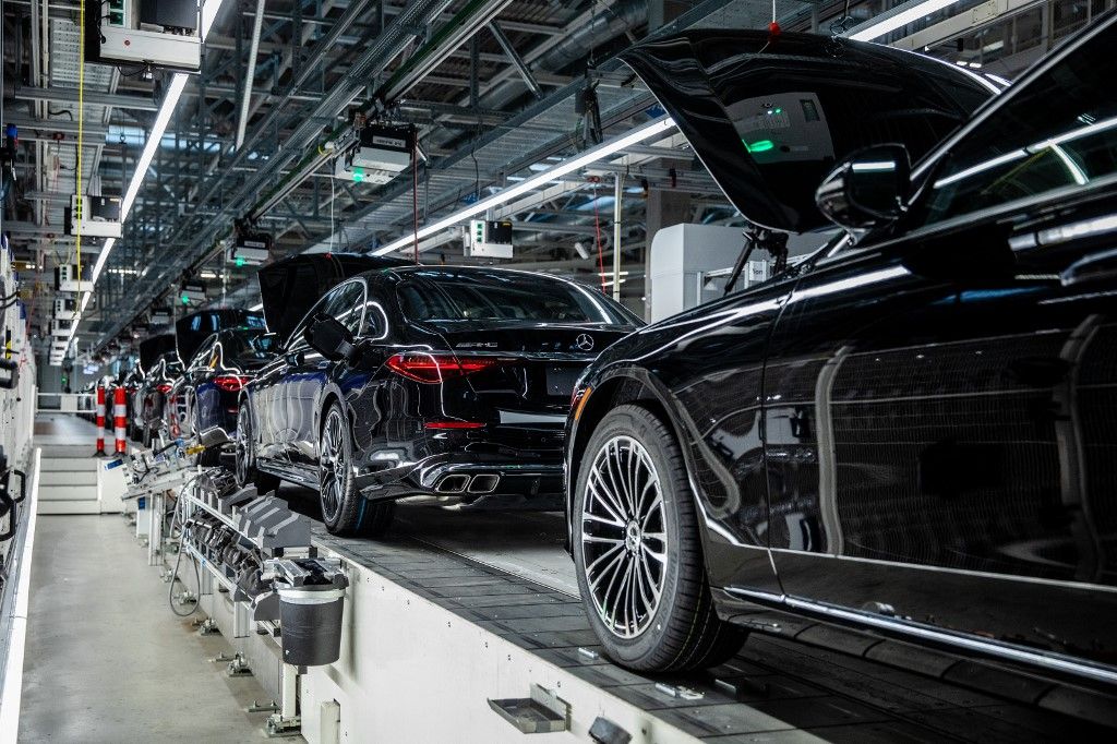 Baden-Württemberg, Sindelfingen: A „Factory 56” gyártócsarnokban különféle Mercedes-Benz járműveket szerelnek össze