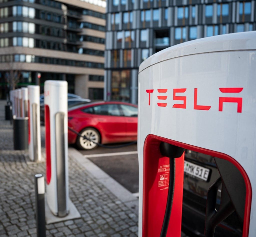 Teslákat töltenek egy Tesla gyorstöltő állomáson a Berlin-Schönebergben található EUREF campuson