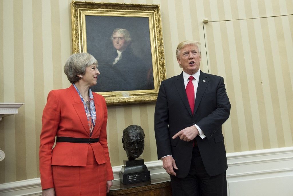 Theresa May akkori brit miniszterelnök és Donald Trump a Winston Churchillt ábrázoló bronz mellszobor mellett 2017-ben