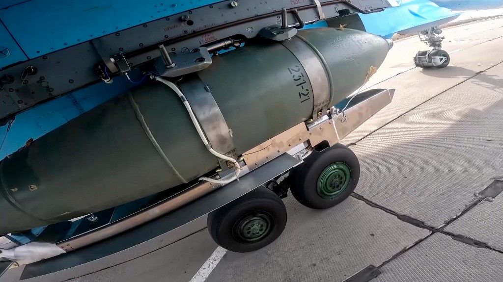 Az orosz Szu-34-es bombázógép és a nagy pontosságú irányítással felszerelt FAB-500-as bombák 2024. március 18-án (Fotó: AFP)