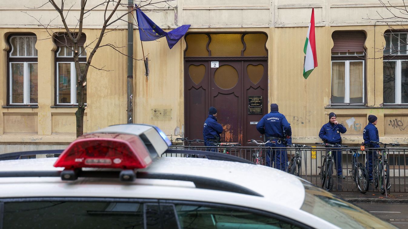 Szeged – 2025.01.23. Iskolai bombariadók voltak a városban.Képen: A Ságvári gimnázium előtt rendőrautók villognak. Fotó: Karnok Csaba (KC) – Délmagyarország (DM)