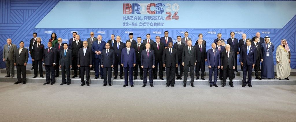 Vlagyimir Putyin orosz elnök és a BRICS Plusz találkozó résztvevői a BRICS-csúcson Kazanyban