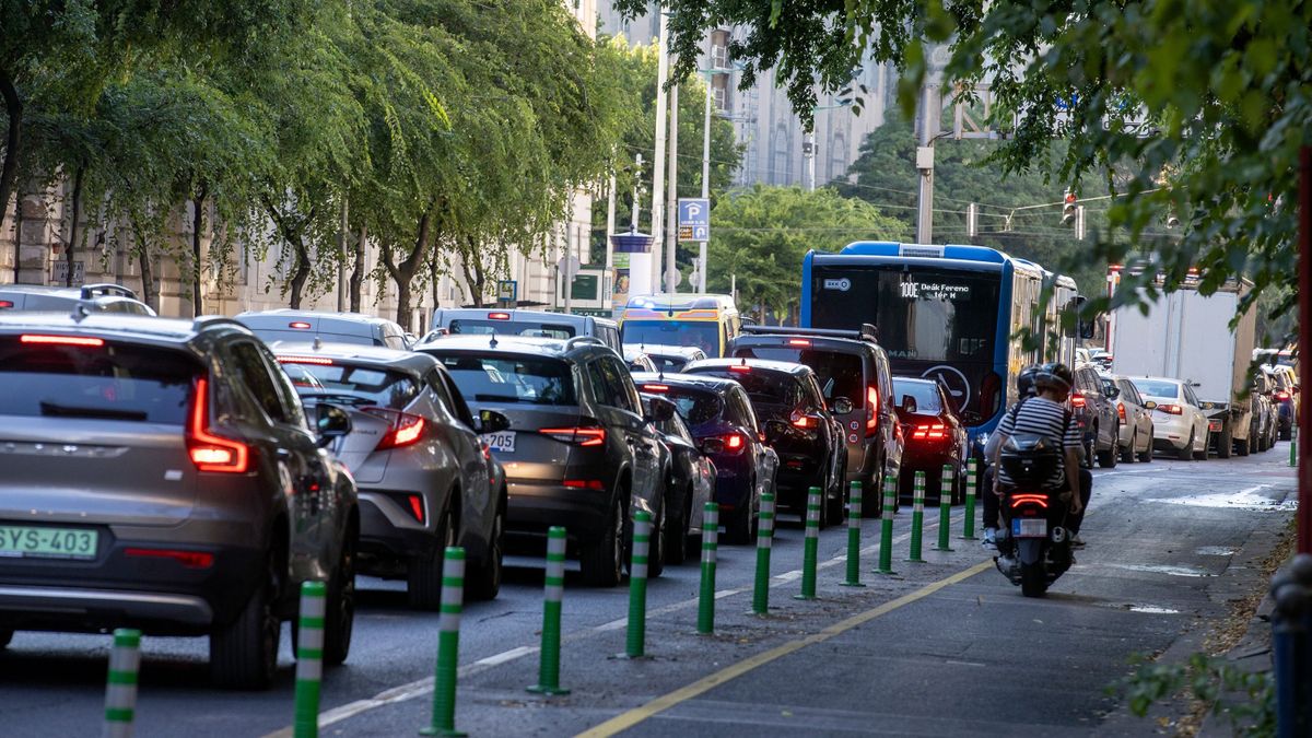 20230919__MI_004
20230919 Budapest Forgalmi dugó a városban. Fotó: Mirkó István MI Magyar Nemzet
20230919 Budapest
Forgalmi dugó a városban.
Fotó: Mirkó István MI
Magyar Nemzet