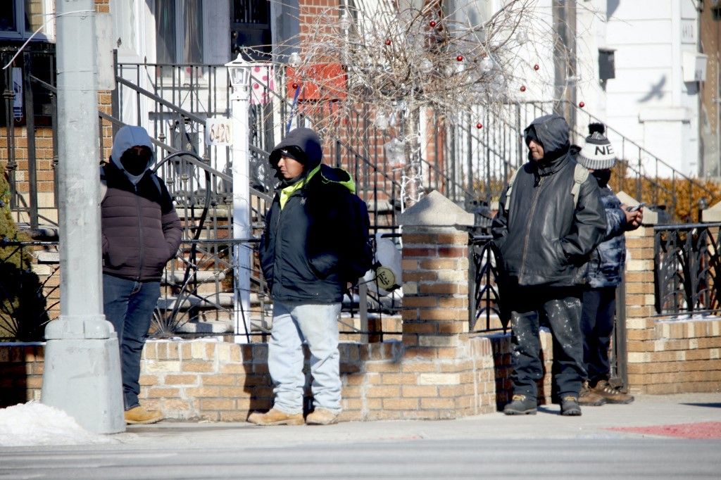 Kristi Noem belbiztonsági miniszter vezetésével az amerikai hatóságok immár nem bánnak kesztyűs kézzel az illegális migránsokkal (Illusztráció, forrás: NurPhoto via AFP)