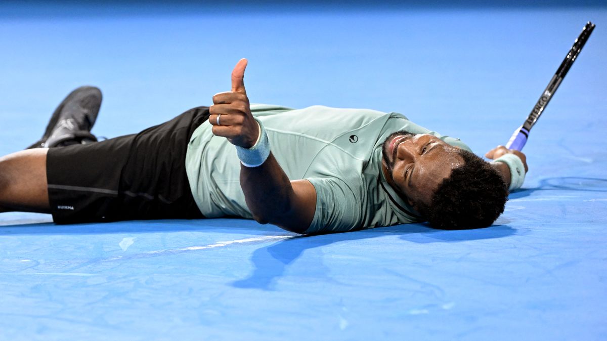 Gael Monfils ATP tenisz Novak Djokovics Brisbane AFP or licensors/Gael Monfils of France gives the thumbs up after falling during his men's singles match against Novak Djokovic of Serbia at the Brisbane International tennis tournament in Brisbane on January 2, 2025. (Photo by William WEST / AFP) / --IMAGE RESTRICTED TO EDITORIAL USE - STRICTLY NO COMMERCIAL USE--