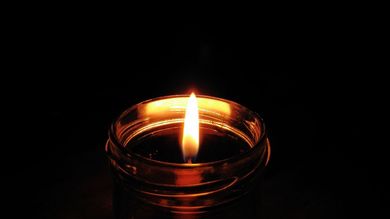 Flame,Of,Candle,In,Glass,Jar,Black,Background,mécses