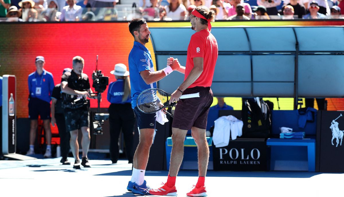  Novak Djokovics feladta sérülés Alexander Zverev elődöntő match on day thirteen of the Australian Open tennis tournament in Melbourne on January 24, 2025. (Photo by Martin KEEP / AFP) / -- 