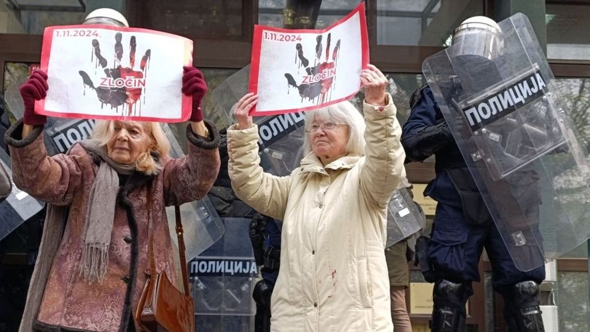 Újvidéken a balesetet követően tiltakoztak az emberek (Fotó: AFP)