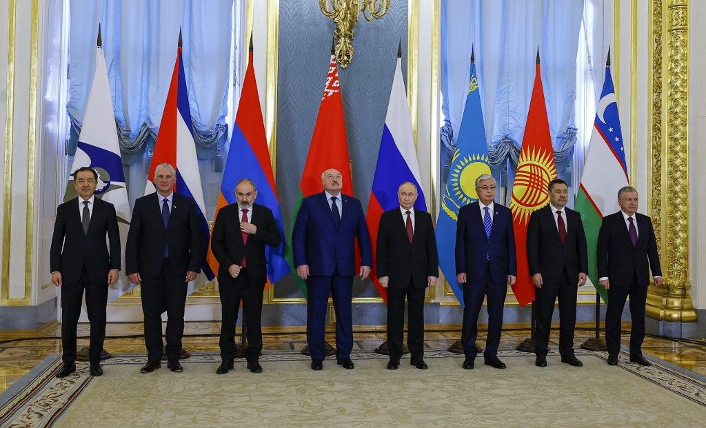 (L-R) Az Eurázsiai Gazdasági Bizottság igazgatótanácsának elnöke Bakiczan Szagintajev, Miguel Diaz-Canel kubai elnök, Nikol Pashinyan örmény miniszterelnök, Aljakszandr Lukasenka belarusz elnök, Vlagyimir Putyin orosz elnök, Kaszim-Jomart Tokajev kazah elnök, Szadir Japarov kirgiz elnök és Shavkat Mirziyoyev üzbég elnök fényképes ünnepségen vesz részt az Eurázsiai Gazdasági Unió (EAEU) moszkvai csúcstalálkozóján, 2024. május 8-án