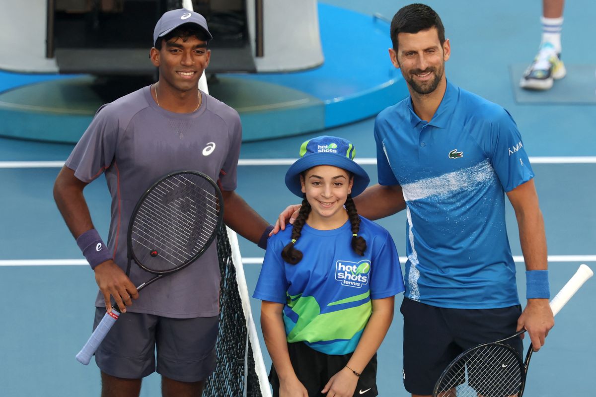 Serbia's Novak Djokovics sokk tenisz bajban (R) poses for pictures with USA's Nishesh Basavareddy prior to their men's singles match on day two of the Australian Open tennis tournament in Melbourne on January 13, 2025. (Photo by DAVID GRAY / AFP) / -- IMAGE RESTRICTED TO EDITORIAL USE - STRICTLY NO COMMERCIAL USE --