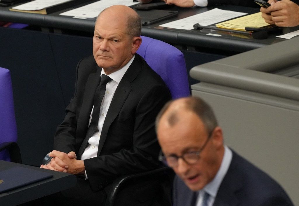 Friedrich Merz, a CDU elnöke és kancellárjelöltje válaszol a Bundestagban Olaf Scholz szövetségi kancellár (SPD, l) beszédére