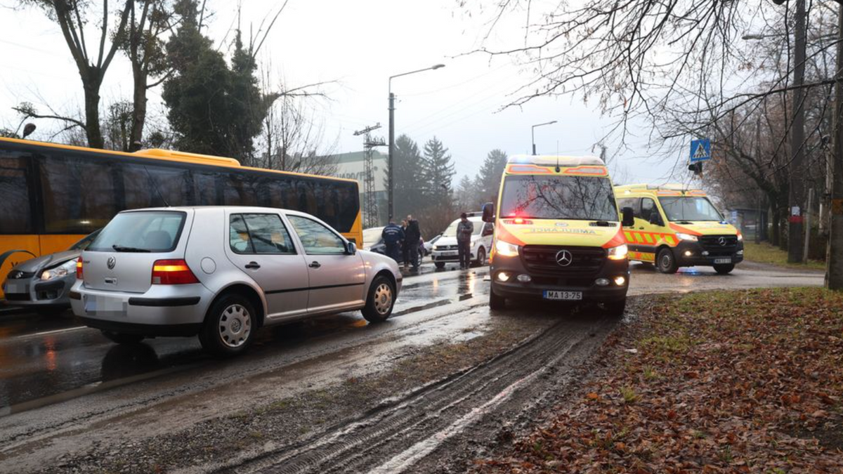 gyalogosgázolás Kaposváron, mentő, rendőr, baleset