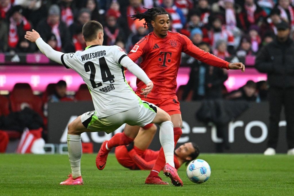 AFP or licensors/Bayern Munich's French midfielder #17 Michael Olise (R) and Wolfsburg's German midfielder #24 Bence Dardai vie for the ball during the German first division Bundesliga football match between FC Bayern Munich and VfL Wolfsburg in Munich, southern Germany, on January 18, 2025. (Photo by LUKAS BARTH-TUTTAS / AFP) / DFL REGULATIONS PROHIBIT ANY USE OF PHOTOGRAPHS AS IMAGE SEQUENCES AND/OR QUASI-VIDEO