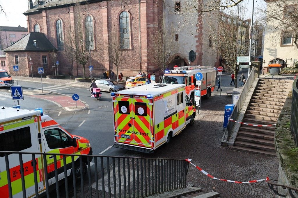 Németország, Aschaffenburg: A tűzoltó- és mentőszolgálat járművei parkolnak egy bűncselekmény helyszíne közelében (Fotó: AFP)