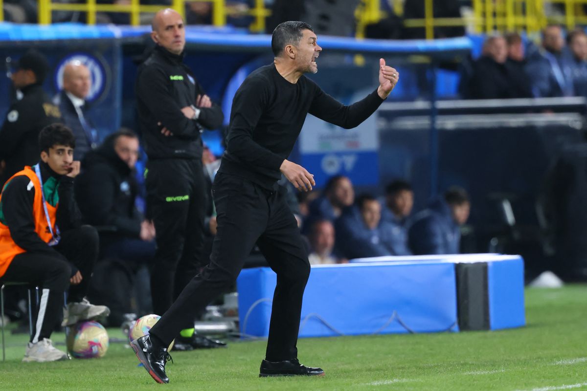 AFP or licensors/AC Milan's Portuguese coach Sergio Conceicao speaks to his players during the Italian Super Cup final football match between Inter Milan and AC Milan at the Al-Awwal Park in Riyadh on January 6, 2025. (Photo by Fayez NURELDINE / AFP) olasz szuperkupa szaúd-arábia