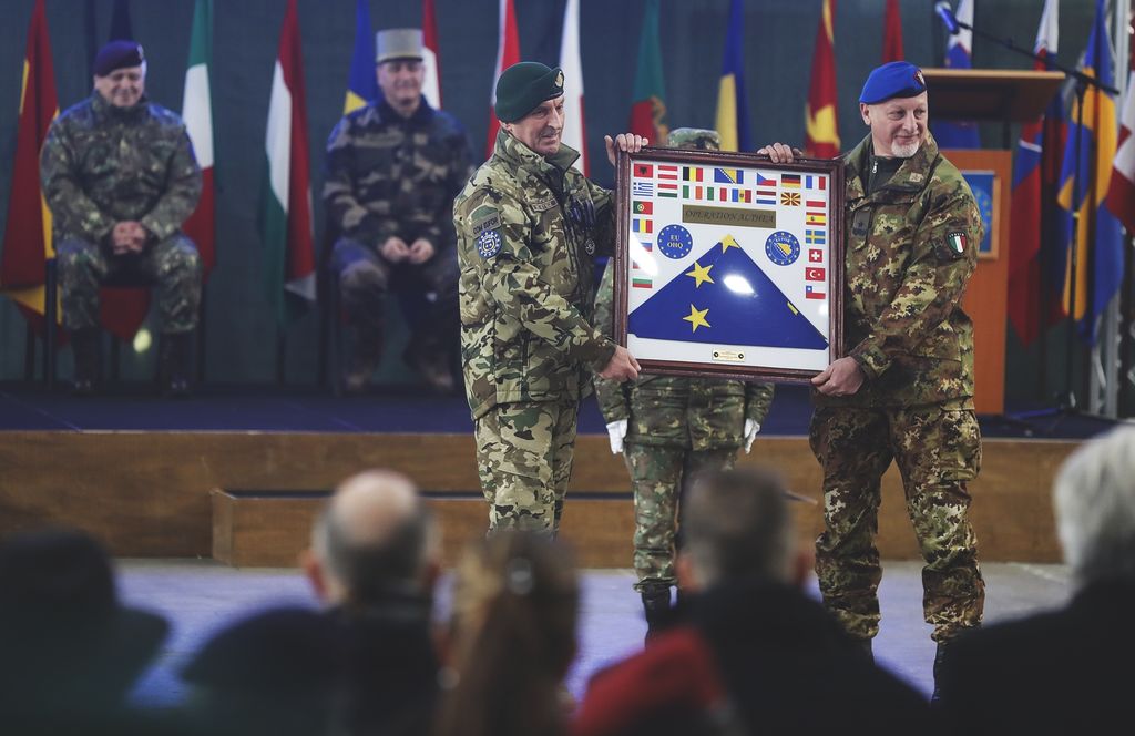 Sticz László vezérőrnagy kitüntetést vesz át az EUFOR-parancsnokság átadása alkalmából szervezett ünnepségen