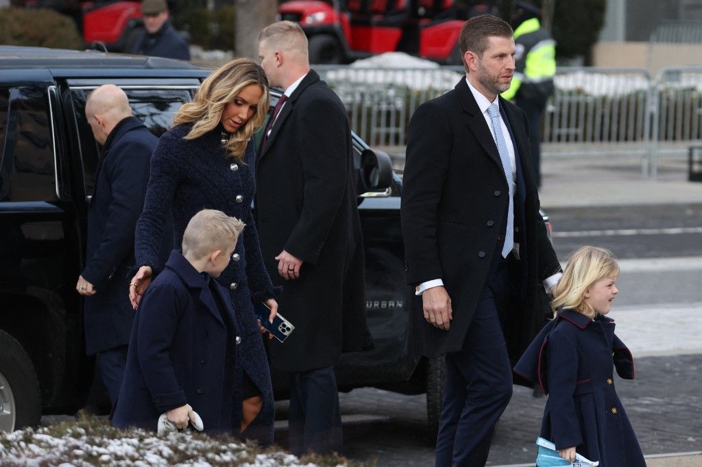 Lara Trump, a Republikánus Nemzeti Bizottság korábbi társelnöke és Eric Trump, a Trump Organization Inc. ügyvezető alelnöke az elnök előtt érkeznek a Szent János-templomba 