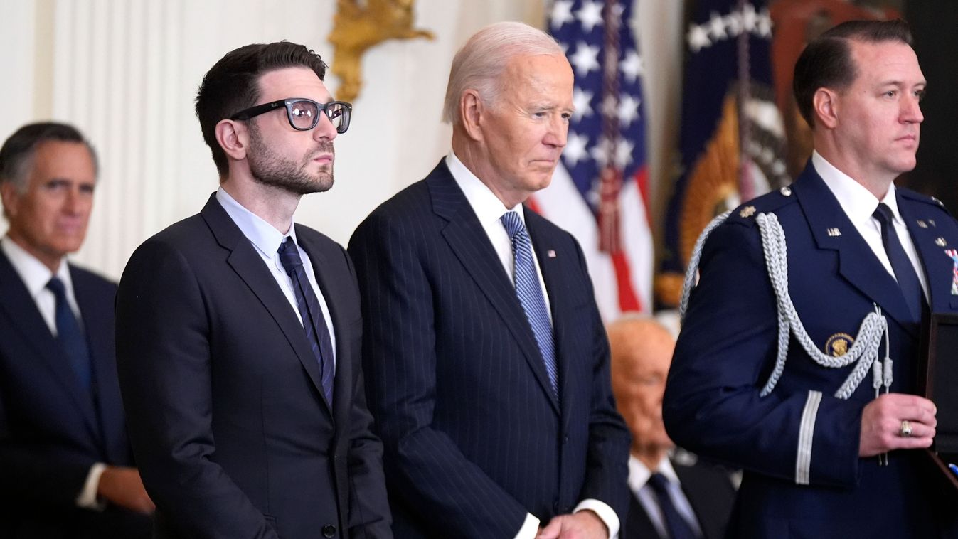 US President Joe Biden (center) awards the Presidential Medal of Freedom to Hungarian-born U.S. businessman George Soros in Washington, DC, on January 4, 2025. The medal is received by his son, Alex (left) (Photo: AP / Manuel Balce Ceneta)