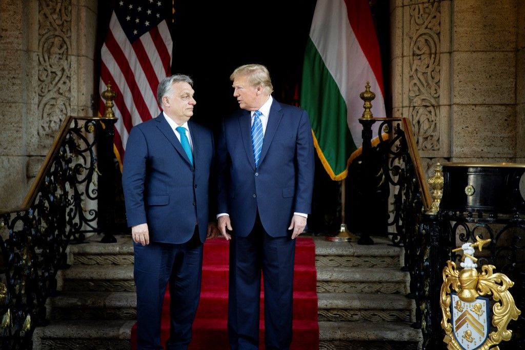 Orbán Viktor (L) magyar miniszterelnök és Donald Trump volt amerikai elnök és republikánus elnökjelölt látható a Trump's Mar-a találkozóján