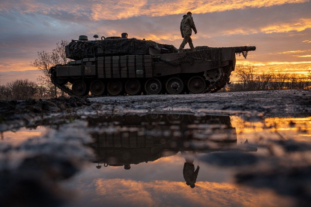 Ukrán katonák egy Leopard harckocsin